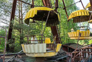 废弃游乐园的黄色旋转设施