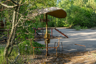 户外木质健身设施在林间