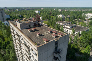废弃高楼顶的荒芜景象