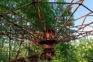 森林中的废弃金属结构装置