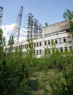 工厂旁的绿植景观