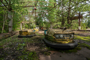 废弃林间的老旧碰碰车