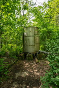 林间旧水箱
