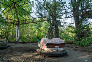 废弃游乐场中的碰碰车