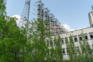 废弃建筑旁的高耸铁塔