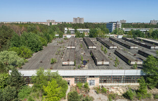 屋顶视角下的建筑与绿植景观