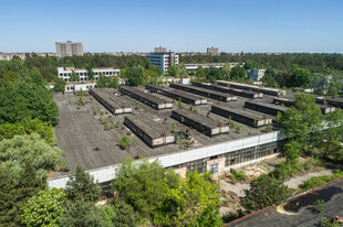 俯瞰城郊工厂建筑群