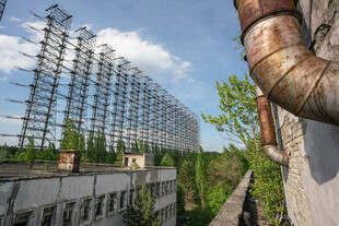 废弃建筑旁的金属结构