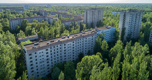 森林环绕的多层居民建筑群