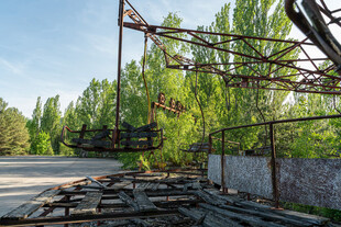 废弃游乐园的残破设施