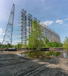 废弃雷达设施自然环绕