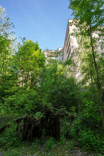 山林间的峭壁景观