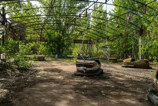 林间泥路停放的老旧汽车