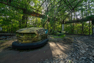 废弃丛林中的老旧履带车