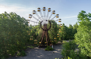 废弃游乐园中的孤独摩天轮