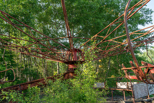 废弃游乐园中的老旧旋转设施