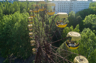 高空俯瞰游乐园中的摩天轮