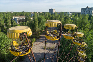 游乐园中的旋转飞椅设施