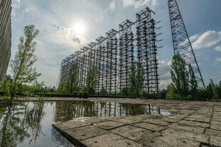 废弃建筑旁的静谧水域