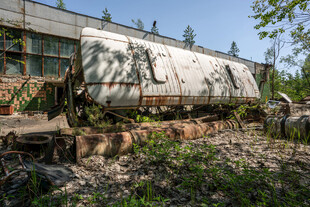 废弃油罐与周边荒芜景象