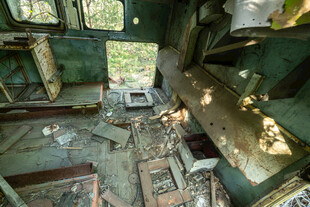 废弃车内杂乱破败景象