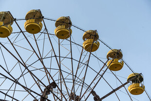 蓝天映衬下的黄色摩天轮