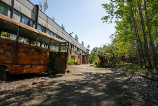 废弃工厂旁的老旧巴士