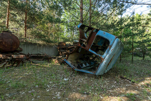 森林中废弃的蓝色车辆