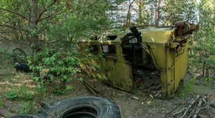 森林中废弃的黄色机械