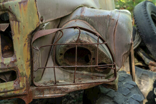 废弃生锈的破旧车辆部件