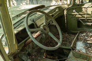 废弃汽车内部的岁月痕迹