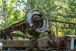 废弃机械零件丛林中的残骸
