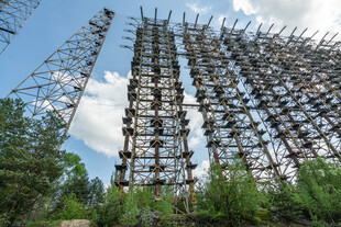 高耸木制结构建筑景观