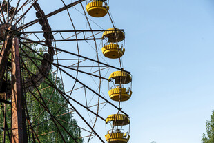 蓝天映衬下的复古摩天轮