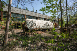 废弃工厂被绿植环绕