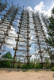 废弃的大型金属天线阵列