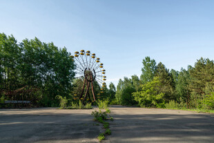 废弃游乐场的孤独摩天轮