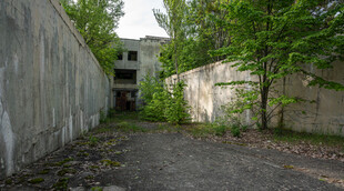 废弃巷道中的荒芜景象
