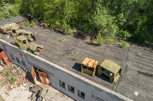 废弃场地的军用车辆