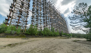 废弃高楼框架荒凉景象