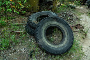 废弃轮胎置于户外草地