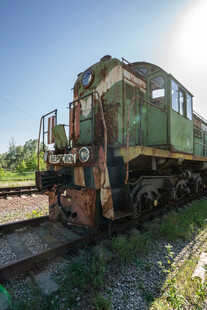 废弃铁轨上的老旧火车头