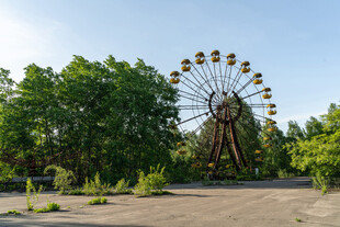 废弃游乐园中的摩天轮