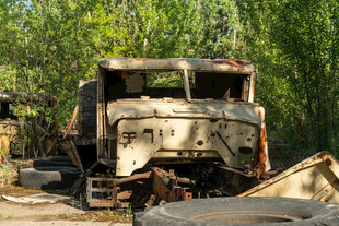 废弃野外的老旧破损卡车