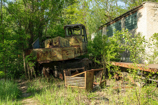废弃野外的老旧工程机械