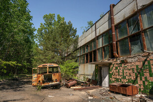 废弃工厂旁的老旧工程车