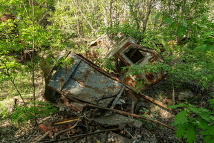 森林中废弃的金属残骸