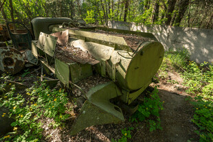 林间残旧石制长椅