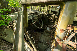 废弃汽车内部景象