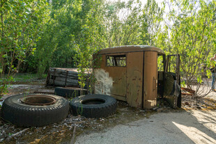 户外废旧设备与轮胎场景
